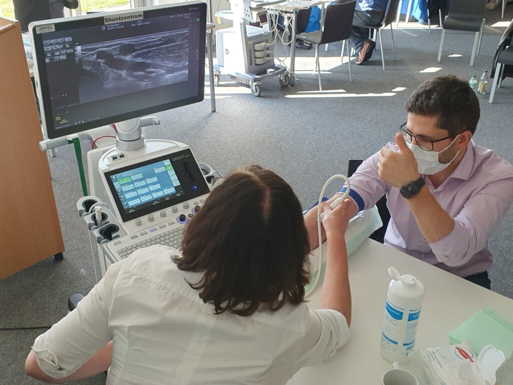 Tutor Dr. Shahverdyan beim Venenmapping